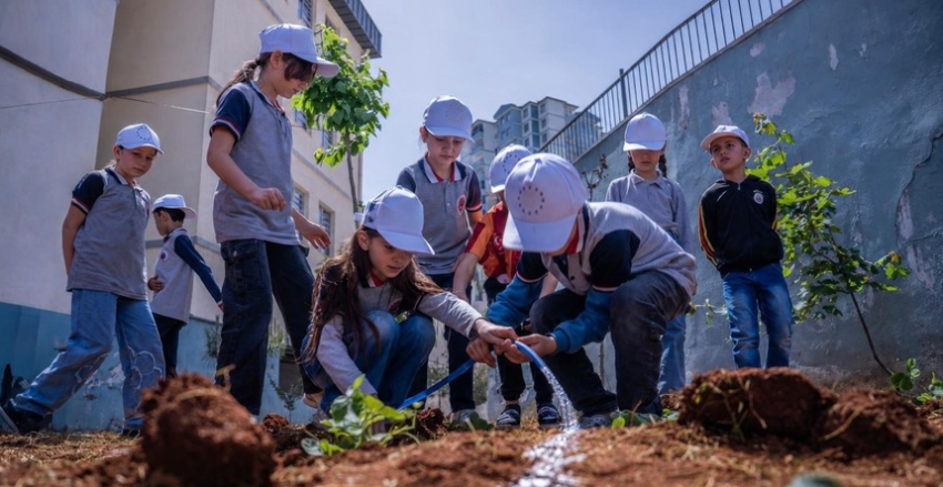 Gaziantep AB Bilgi Merkezi Öğrencileri Okul Bostanında Toprak ve Doğayla Buluşturdu 